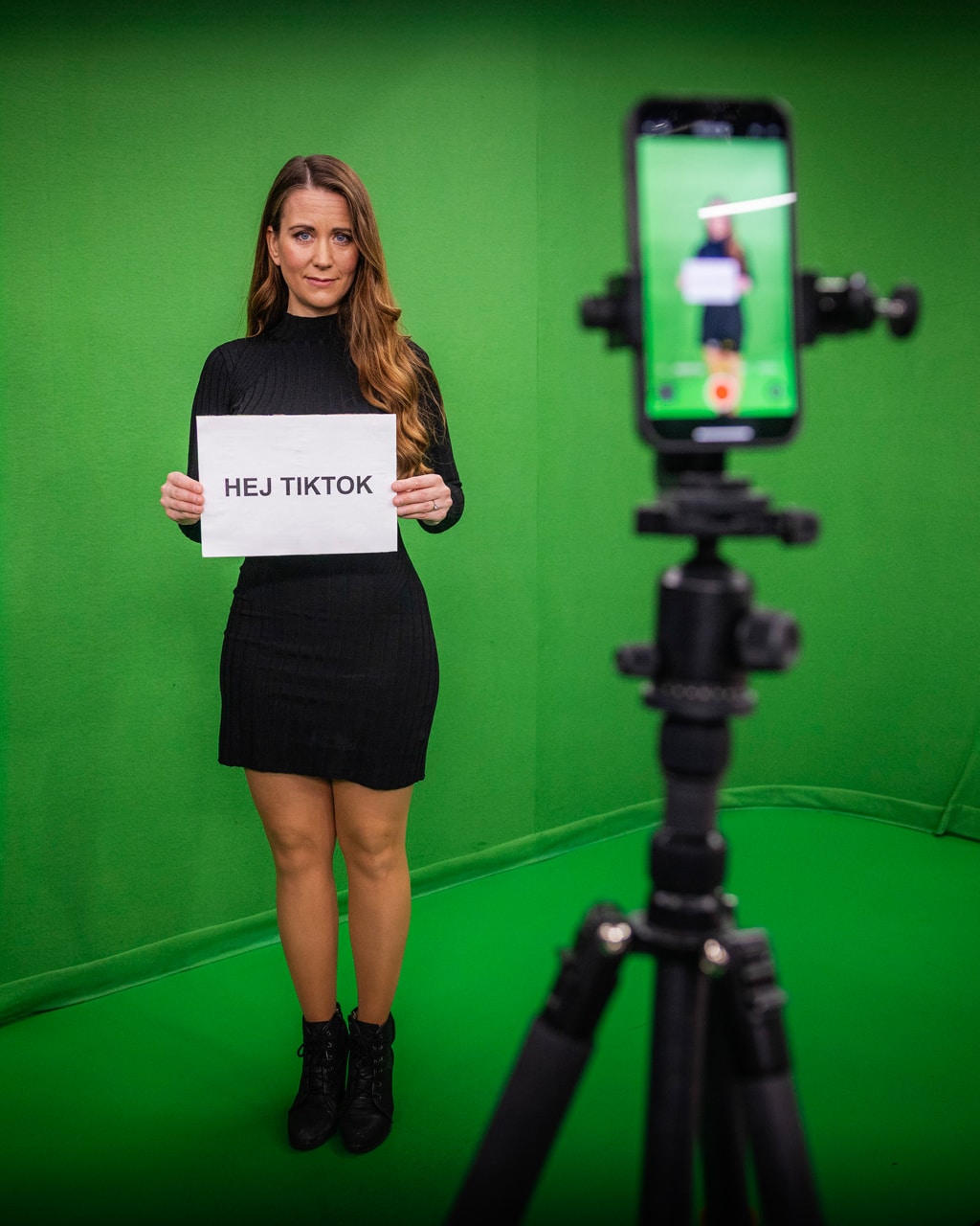 Lisah Silfwer med Hej TikTok-skylten i Expressens greenscreen-studio.